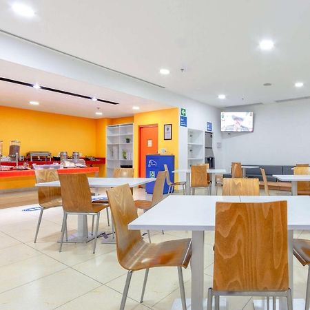 Sleep Inn Leon Antares Bagian luar foto